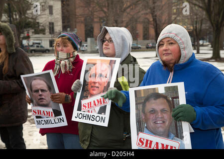 Lansing, Michigan - Le jour de l'ouverture de la session législative de 2013 dans le Michigan, les membres de l'Union européenne l'entrée de ligne de la capitale de l'Etat dans ce qu'ils appelaient une marche de la honte. Ils protestaient contre un "droit au travail" qui a été à la hâte dans les derniers jours de la session législative de 2012. Beaucoup d'entre eux tenu photos de législateurs républicains qui ont voté pour la loi. Banque D'Images