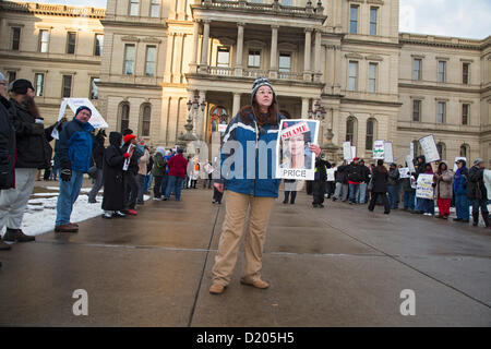 Lansing, Michigan - Le jour de l'ouverture de la session législative de 2013 dans le Michigan, les membres de l'Union européenne l'entrée de ligne de la capitale de l'Etat dans ce qu'ils appelaient une marche de la honte. Ils protestaient contre un "droit au travail" qui a été à la hâte dans les derniers jours de la session législative de 2012. Beaucoup d'entre eux tenu photos de législateurs républicains qui ont voté pour la loi. Banque D'Images
