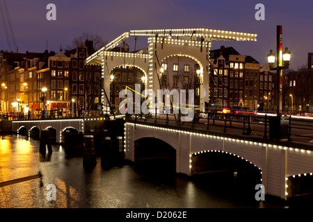 Le Magere Brug, étroit pont sur la rivière Amstel, Amsterdam, Pays-Bas Banque D'Images