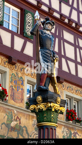 Sculpture-fontaine d'un soldat de l'ancienne Confédération suisse sur la ville fontaine, Stein am Rhein, Suisse Banque D'Images