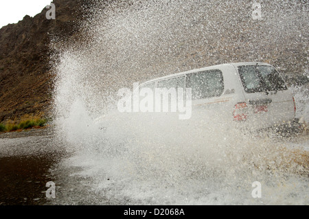 Wadi Bashing, Toyota véhicule hors route précipiter dans des flaques à Wadi Al Abyad, Al Batinah Région, Sultanat d'Oman Banque D'Images