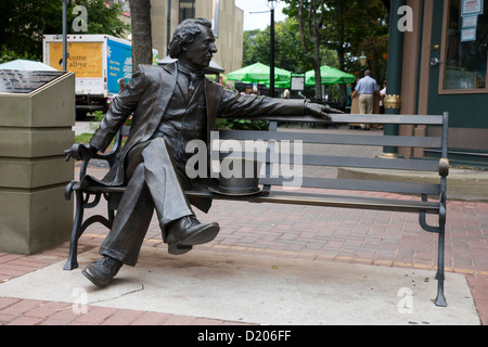 Le premier premier ministre du Canada, Sir. John A. Macdonald, sa sculpture en bronze, assis sur un banc à Charlottetown Banque D'Images