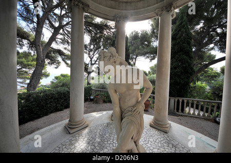 Statue dans un pavillon, Fondation Rothschild, La Villa Ephrussi de Rothschild, Beaulieu-sur-Mer, Côte d'Azur, sud de la France, E Banque D'Images