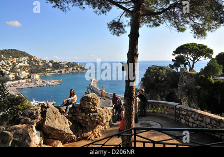 Vue depuis le château sur la côte de la région de la lumière du soleil, Nice, Côte d'Azur, France, Europe du Sud Banque D'Images