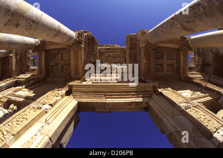 L'ancienne bibliothèque de Celsius dans les ruines de la ville d'Ephèse Izmir Turquie Banque D'Images