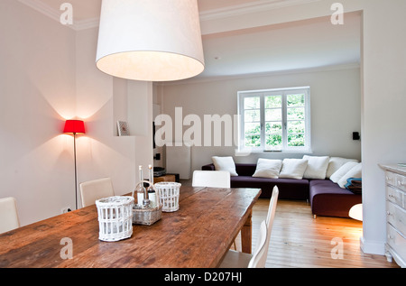 Voir à partir de la table à manger vers le salon, chambre meublée dans un style campagnard, Hambourg, Allemagne Banque D'Images