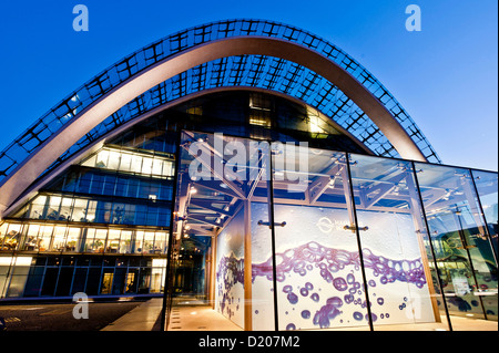 L'architecture moderne, Berliner Bogen la nuit, Hambourg, Allemagne Banque D'Images