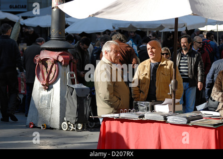 Barcelone, Catalogne, Espagne. Placa Real - Dimanche Stamp Collectors' et marché. Banque D'Images