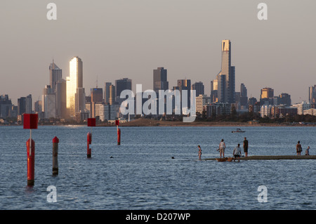 Toits de Melbourne, vu l'ensemble de la baie Port Phillip de Brighton sur une chaude soirée d'été Banque D'Images