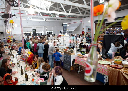 Les visiteurs de l'Neighborgoods Market, traiteur marché le samedi à l'ancienne usine de biscuits, Woodstock, Cape Town, Afrique du Sud, l'Afrique Banque D'Images