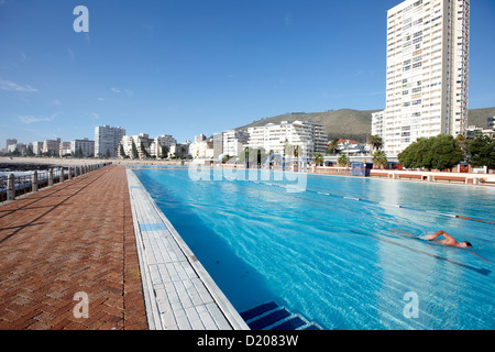 Nageur dans une piscine publique Sea Point, côte de l'Atlantique, Le Cap, Afrique du Sud, l'Afrique Banque D'Images