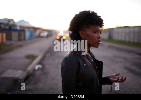 Khanyi artiste Mbongwa dans une rue à Guguletu Township, Cape Flats, Cape Town, Afrique du Sud, l'Afrique Banque D'Images