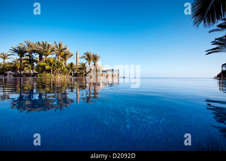 Piscine du Grand Hotel Costa sous ciel bleu, Meloneras, Maspalomas, Gran Canaria, Îles Canaries, Espagne, Europe Banque D'Images