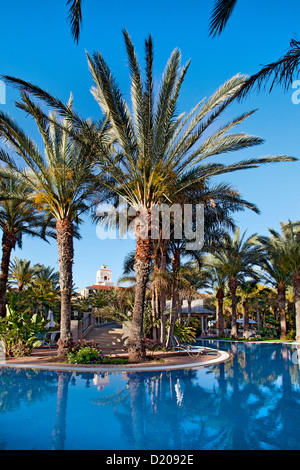 Piscine du Grand Hotel Costa sous ciel bleu, Meloneras, Maspalomas, Gran Canaria, Îles Canaries, Espagne, Europe Banque D'Images