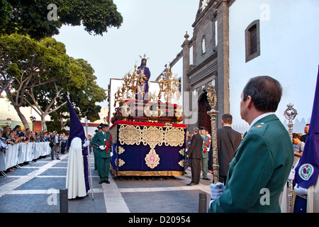 Procession de Pâques au dimanche des rameaux en face de l'église Santo Domingo à la vieille ville, Vegueta, Las Palmas, Gran Canaria, Canaries Banque D'Images