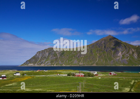 Village pittoresque de Flakstad avec de l'église norvégienne traditionnelle sur les îles Lofoten, Norvège Banque D'Images