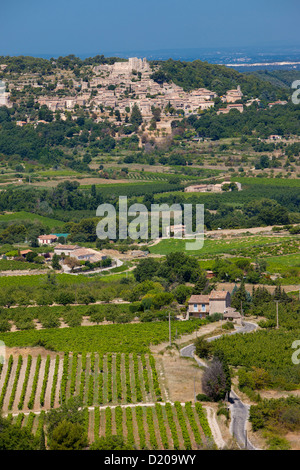 Village de Lacoste vue de l'autre côté de la vallée de Bonnieux, Provence, France Banque D'Images