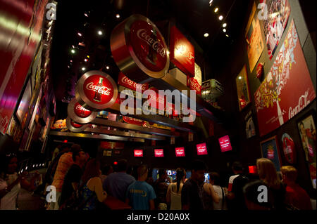 Le 5 juillet 2012 - Atlanta, GA - Le Monde de Coca-Cola est une exposition permanente présentant l'histoire de The Coca-Cola Company. Le musée, situé sur un complexe de 20 acres près de Atlanta, Centennial Olympic Park, accueille plus de 1 millions de visiteurs chaque année. C'est à quelques pâtés de maisons du siège mondial de Coca-Cola..Photo : vieilles enseignes en musée (Image Crédit : © Robin Nelson/ZUMAPRESS.com) Banque D'Images