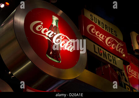 Le 5 juillet 2012 - Atlanta, GA - Le Monde de Coca-Cola est une exposition permanente présentant l'histoire de The Coca-Cola Company. Le musée, situé sur un complexe de 20 acres près de Atlanta, Centennial Olympic Park, accueille plus de 1 millions de visiteurs chaque année. C'est à quelques pâtés de maisons du siège mondial de Coca-Cola..Photo : vieilles enseignes en musée (Image Crédit : © Robin Nelson/ZUMAPRESS.com) Banque D'Images