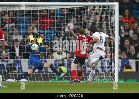 09.01.2013 ESPAGNE - Copa del Rey 16 Dernier match joué entre le Real Madrid CF vs Celta de Vigo (3-0) à Santiago Bernabeu Stadium. Le Sami Khedira picture show (le milieu de terrain allemand du Real Madrid) comme il est à la tête de l'objectif Banque D'Images