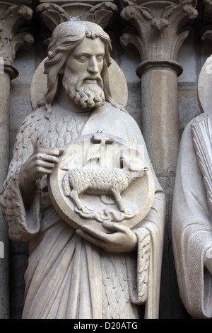 Saint Jean le Baptiste, la cathédrale de Notre Dame, Paris, portail de la Vierge Banque D'Images