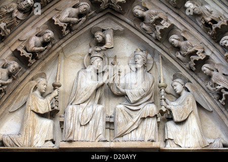 Couronnement de la Vierge, la cathédrale de Notre Dame, Paris. Le portail de la Vierge Banque D'Images