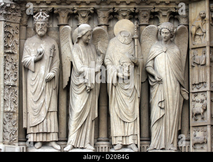 Paris, cathédrale Notre-Dame, portail de la Vierge. De gauche à droite : l'empereur Constantin, un ange, St Denis et un autre ange Banque D'Images