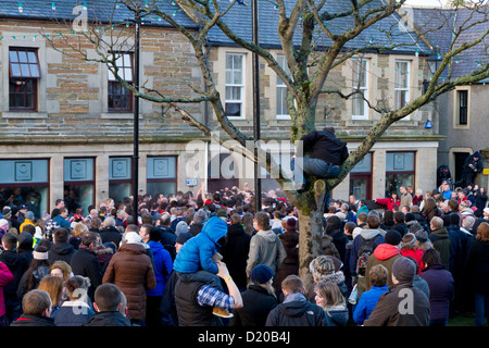 Nouvelle Année street jeu appelé le Ba qui se joue dans les rues de Kirkwall, Orkney Islands Banque D'Images