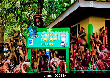 Marché artisanal à Dunns River Falls avec de nombreux souvenirs en bois sculpté Ocho Rios, Jamaïque Banque D'Images