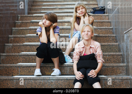 Les adolescentes se détendre sur une étapes Banque D'Images