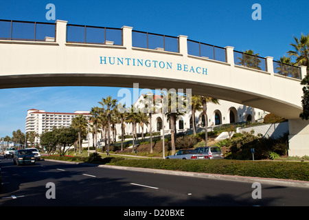 Une traversée de pont Autoroute de la côte pacifique dans la région de Huntington Beach Californie Banque D'Images