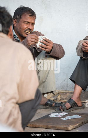 Les hommes jouent aux cartes à Delhi, Inde Banque D'Images