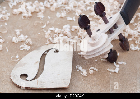 L'Italie, Lombardie, Cremona, luthier Worshop, Close up of Violin Banque D'Images