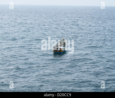 Un bateau de pêche solitaire ancrée en mer Banque D'Images