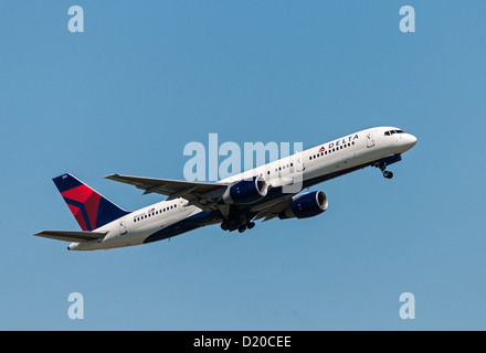 Un Delta Air Lines Boeing 757-200 Jetliner s'écarte de l'Aéroport International de Vancouver. Banque D'Images