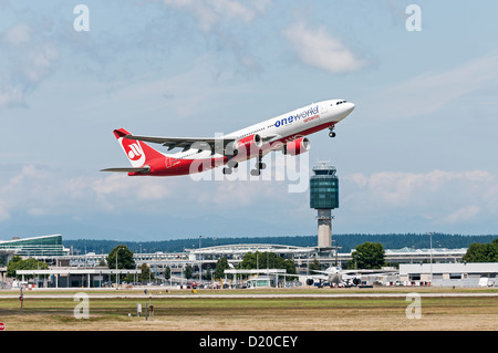 Un Airbus A330-200 d'Air Berlin jetliner, avec une livrée oneworld, quitte l'Aéroport International de Vancouver. Banque D'Images