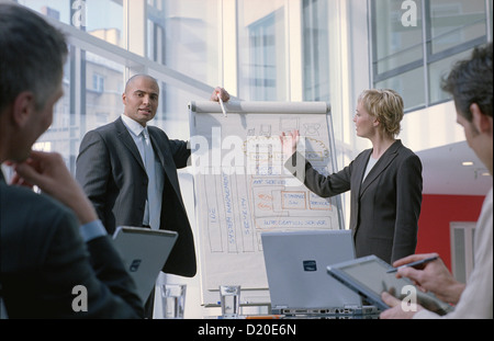 Carte des businessman at séance dans la salle de conférence Licence gratuite sauf annonces et panneaux publicitaires Banque D'Images