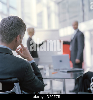 Les gens d'affaires au premier tableau dans la salle de conférence réunion Licence gratuite à l'exception des annonces et affiches Banque D'Images