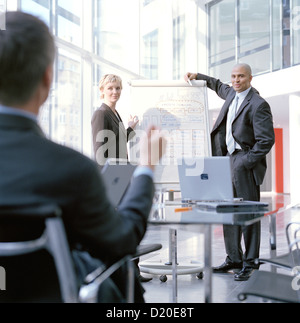 Les gens d'affaires au premier tableau dans la salle de conférence réunion Licence gratuite à l'exception des annonces et affiches Banque D'Images