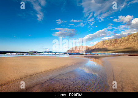 Plage de Famara, mountain gamme Risco de Famara, Lanzarote, Canary Islands, Spain, Europe Banque D'Images