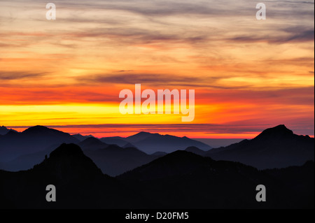 Coucher du soleil au-dessus des contreforts bavarois avec vue d'Rossstein Risserkogel et Buchstein, Bavarois, contreforts, Haute-Bavière, Bavari Banque D'Images