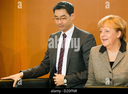 La chancelière allemande Angela Merkel et le ministre de l'économie, Philipp Roesler arrivent pour la réunion hebdomadaire du cabinet à Berlin, Allemagne, 09 janvier 2013. Aujourd'hui, le cabinet fédéral se concentre sur la politique éducative et culturelle à l'étranger de l'Allemagne. Photo : MICHAEL KAPPELER Banque D'Images