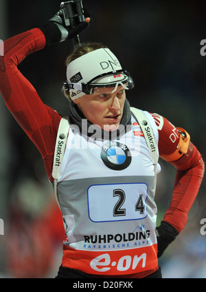 La biathlète norvégienne Tora Berger est représenté au cours de l'échauffement pour la prise de relais de la femme à l'événement de la coupe du monde de biathlon à Chiemgau Arena à Ruhpolding, Allemagne, 09 janvier 2013. Photo : Andreas GEBERT Banque D'Images