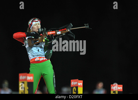 Le biathlète biélorusse Darya Domracheva est représenté au cours de l'échauffement pour la prise de relais de la femme à l'événement de la coupe du monde de biathlon à Chiemgau Arena à Ruhpolding, Allemagne, 09 janvier 2013. Photo : Andreas GEBERT Banque D'Images