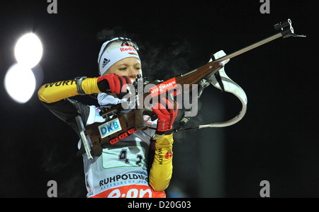 La biathlète allemande Miriam Goessner est représenté au cours de l'échauffement pour la prise de relais de la femme à l'événement de la coupe du monde de biathlon à Chiemgau Arena à Ruhpolding, Allemagne, 09 janvier 2013. Photo : Andreas GEBERT Banque D'Images