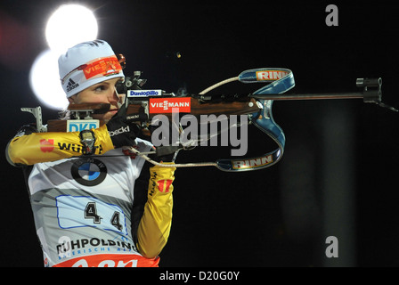 La biathlète allemande Andrea Henkel est représenté au cours de l'échauffement pour la prise de relais de la femme à l'événement de la coupe du monde de biathlon à Chiemgau Arena à Ruhpolding, Allemagne, 09 janvier 2013. Photo : Andreas GEBERT Banque D'Images