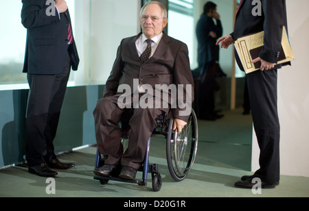 Le ministre allemand des Finances, Wolfgang Schaeuble arrive pour la réunion hebdomadaire du cabinet à Berlin, Allemagne, 09 janvier 2013. Aujourd'hui, le cabinet fédéral se concentre sur la politique éducative et culturelle à l'étranger de l'Allemagne. Photo : MICHAEL KAPPELER Banque D'Images