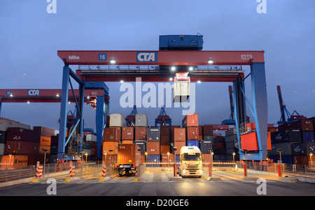 Le terminal à conteneurs Altenwerder (LTC) est vu dans le port de Hambourg, Allemagne, le 28 novembre 2012. Banque D'Images