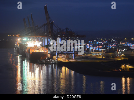 Le terminal à conteneurs Altenwerder (LTC) est vu dans le port de Hambourg, Allemagne, le 28 novembre 2012. Banque D'Images