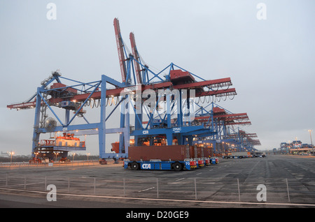 Le terminal à conteneurs Altenwerder (LTC) est vu dans le port de Hambourg, Allemagne, le 28 novembre 2012. Banque D'Images